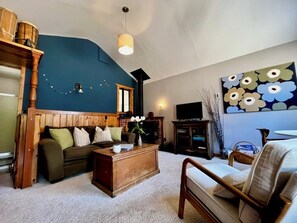 Smart TV, chimenea y libros 