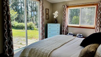 2 habitaciones, escritorio y tabla de planchar con plancha