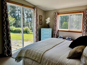 2 habitaciones, escritorio y tabla de planchar con plancha 