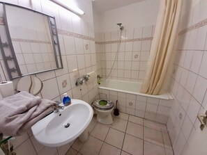 Bathroom - Apartment with Balcony, Neuss (Neuss)