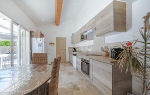 Kühlschrank, Mikrowelle, Ofen, Geschirrspüler