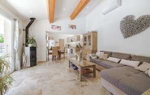 Living area - 1 bedroom gorgeous home in Auriol (Auriol)