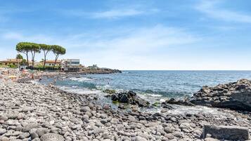 Una spiaggia nelle vicinanze