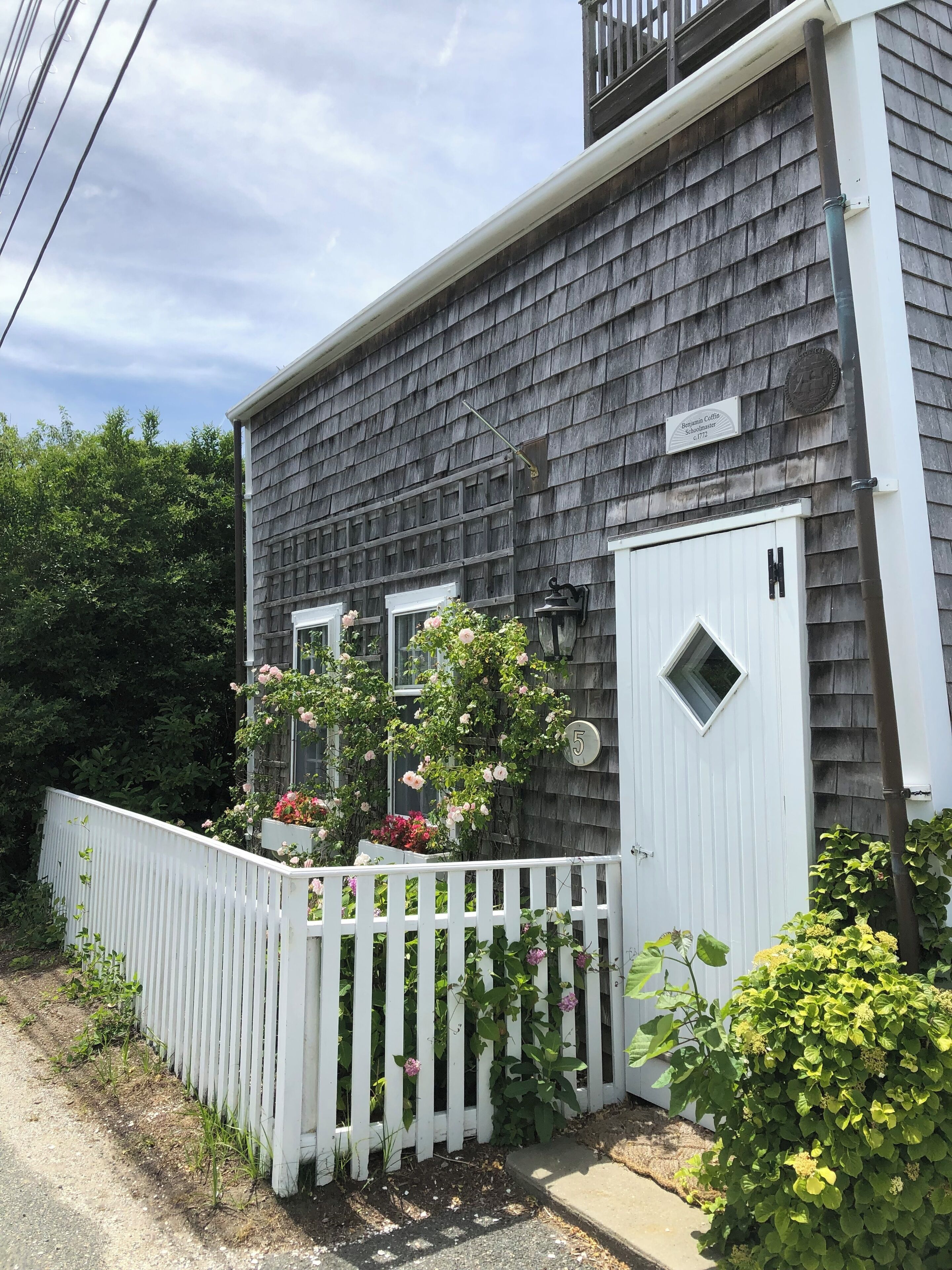 Charming historical Nantucket cottage, 10 min walk to town, close to beach.
