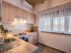Fridge, oven, stovetop, dishwasher - Holiday Home Vodnjan with Pool & Sea (Barbariga-Betiga)