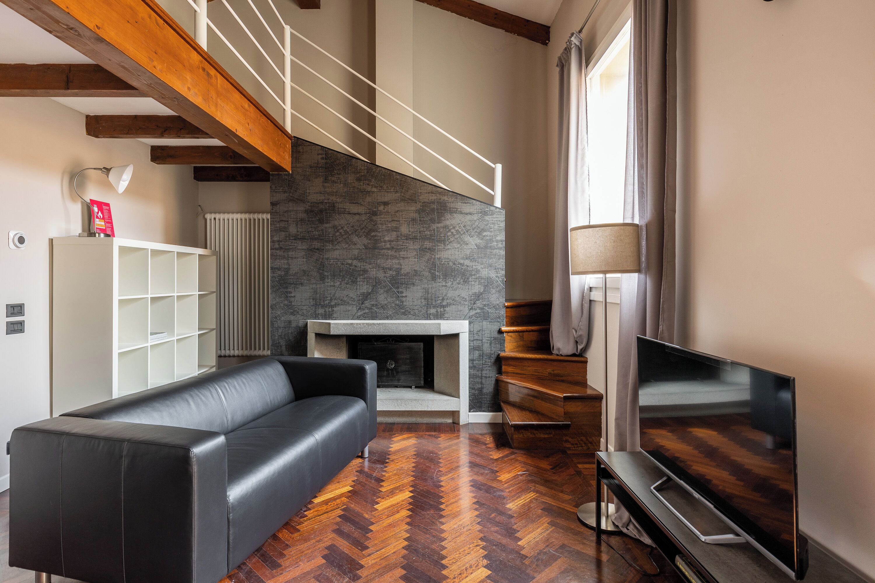 アパートメント | リビング エリア | 35 インチのテレビ (デジタル放送視聴可)