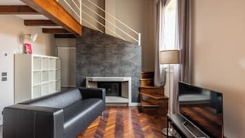 Apartment | Wohnbereich | 35-Zoll-Fernseher mit Digitalempfang