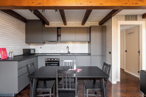 Refrigerador con freezer, microondas, horno, placa de cocina