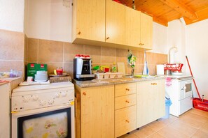 Fridge, oven, stovetop, coffee/tea maker