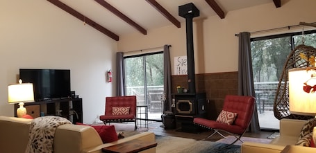 TV. Yosemite Getaway | Starlink + Forest Views