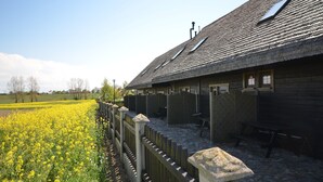 Ein Holzgebäude mit geneigtem Dach und mehreren Fenstern.