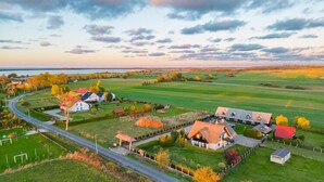 Ländliche Landschaft mit Häusern, einer Straße und Feldern.