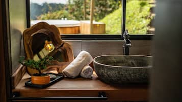 Douche, articles de toilette gratuits, sĂšche-cheveux, chaussons