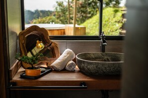 Buồng tắm vòi sen, đồ dùng nhà tắm miễn phí, máy sấy tóc 