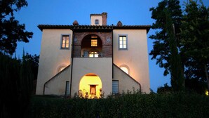 A two-story building with a central archway and a balcony. - Tuscan Holiday Home with Pool (Chiusi)