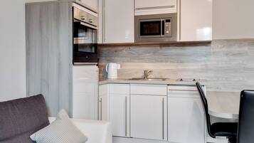 Een koelkast, een microgolfoven, een kookplaat, een vaatwasser