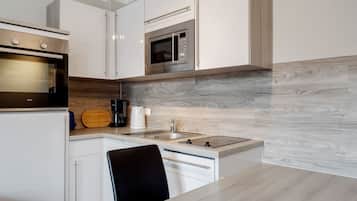 Een koelkast, een microgolfoven, een kookplaat, een vaatwasser