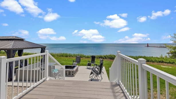 A deck with outdoor seating and a view of the sea. - Lighthouse Retreat Close to Lambeau Field
and the amazingDoor county Fall Color (Algoma)