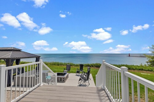 Lighthouse Retreat Close to Lambeau Field
and the amazingDoor county Fall Color
