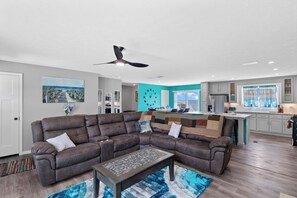 Smart TV, fireplace - Lighthouse Retreat Close to Lambeau Field
and the amazingDoor county Fall Color (Algoma)