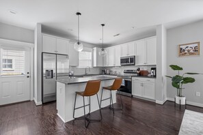 Frigorífico, microondas, horno y placa de cocina