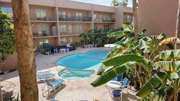 Een verwarmd zwembad