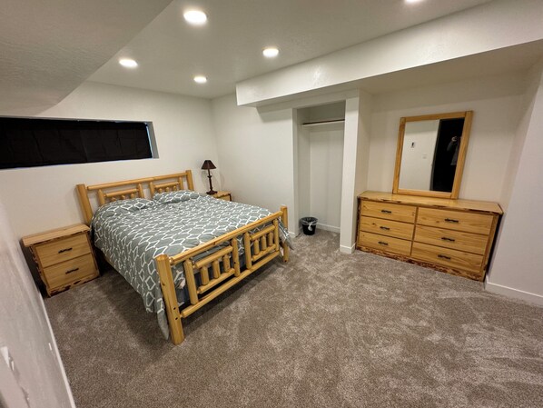 4 bedrooms, travel crib, WiFi (free), bed sheets