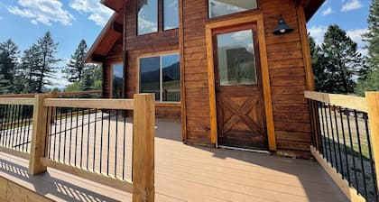 Cozy Strawberry Creek Cabin with WiFi bordering forest in Bedford, WY
