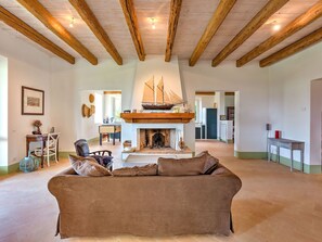 Een televisie, een open haard, een dvd-speler en een tafeltennistafel