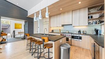 ثلاجة، ميكروويف، فرن، موقد طهي مسطح