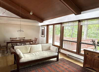 Nestled in a Quiet Neighborhood, Yet Minutes to Tech