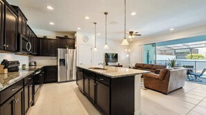 Réfrigérateur, four à micro-ondes, un four, surface de cuisson