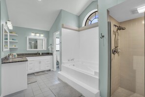 Douche, sèche-cheveux, serviettes fournies