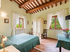 5 habitaciones, tabla de planchar con plancha y wifi 