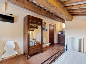 5 bedrooms, iron/ironing board, WiFi