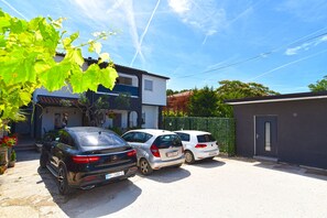 Property grounds - Apartment 759/1768 (Istria - Valbandon), 1500m from the beach (Valbandon)