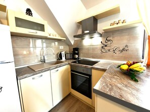 Réfrigérateur, four à micro-ondes, un four, surface de cuisson