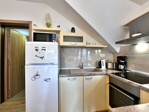 Réfrigérateur, four à micro-ondes, un four, surface de cuisson