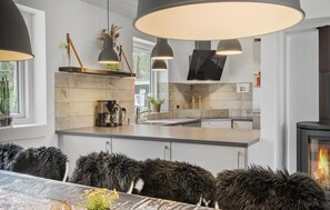 Kjøleskap, ovn, kokeplater og oppvaskmaskin