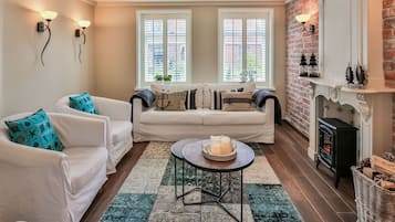 Una Smart TV, una chimenea