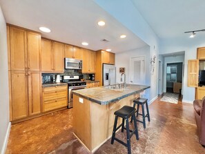 Private kitchen - Cozy 2bd/1br Apt mins Away From Downtown (Austin)