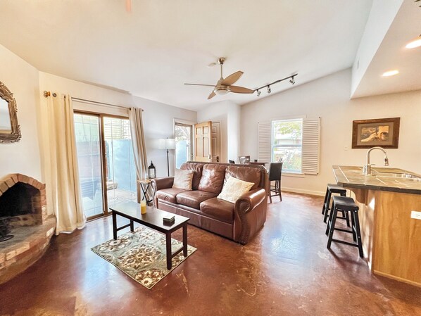 Living area - Cozy 2bd/1br Apt mins Away From Downtown (Austin)