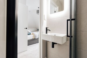 2 dormitorios, tabla de planchar con plancha, wifi y ropa de cama
