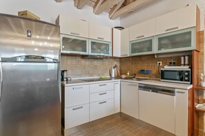 Kjøleskap, mikrobølgeovn, ovn og kokeplater