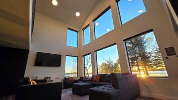 Smart-tv och ett bordtennisbord