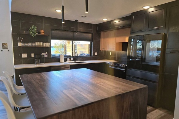 Frigorífico, microondas, horno y placa de cocina