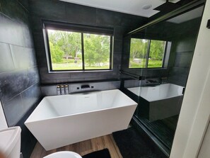 Een douche, een haardroger, handdoeken, zeep