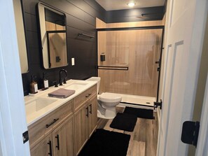 Dusche, Haartrockner, Handtücher, Seife