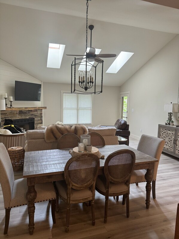 Dining - Serenity in Sapphire (Sapphire)