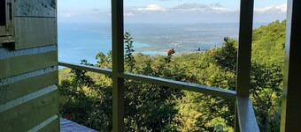 The Artist cabin is a mountain cabin overlooking the sea and coastline